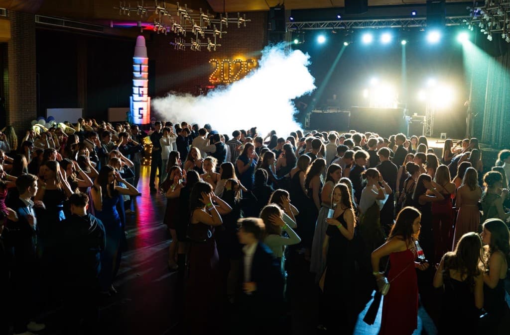 Volle Tanzfläche beim Frühlingsball
