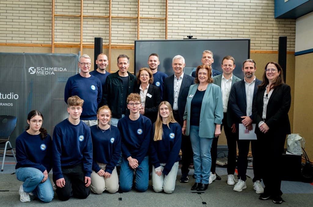 Teamfoto mit Schülerfirma und Partnern