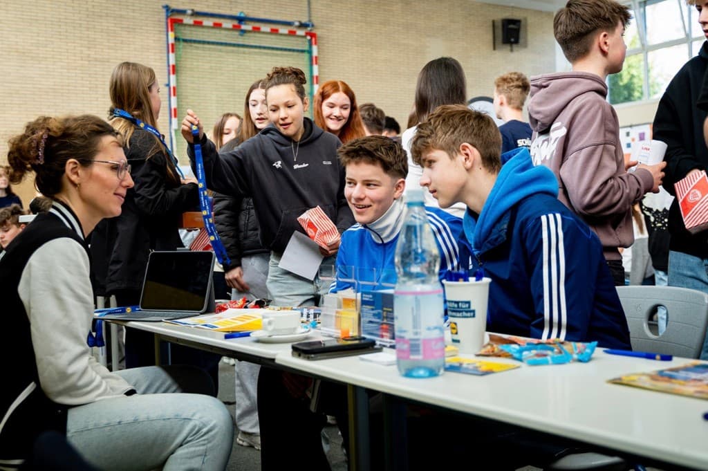 Schülerinnen und Schüler im Gespräch