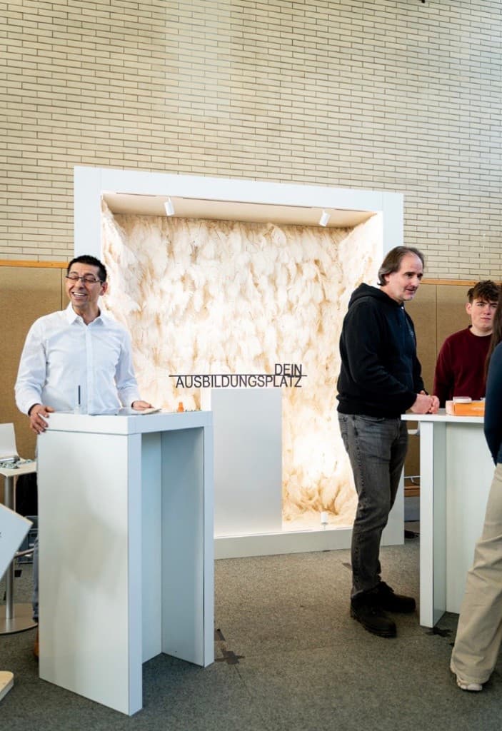 Unternehmensstände in der Halle